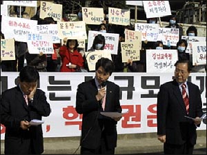 지나 2월 24일 43인의 국회의원을 대표하여 제도 개선을 약속하며 단식 중단을 호소하는 제종길, 이인영, 권영길 의원 